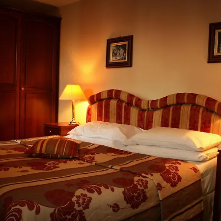 Castle Oaks House Otel