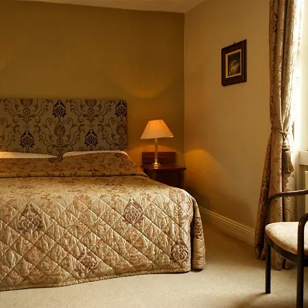 Castle Oaks House מלון 4*