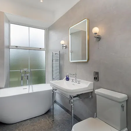 Castle Oaks House 4*