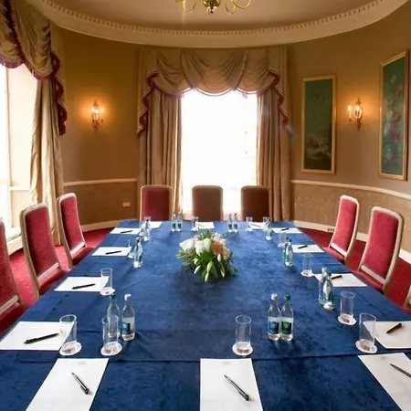 מלון Castle Oaks House