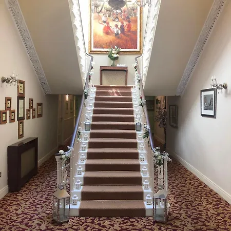 Castle Oaks House Otel 4*