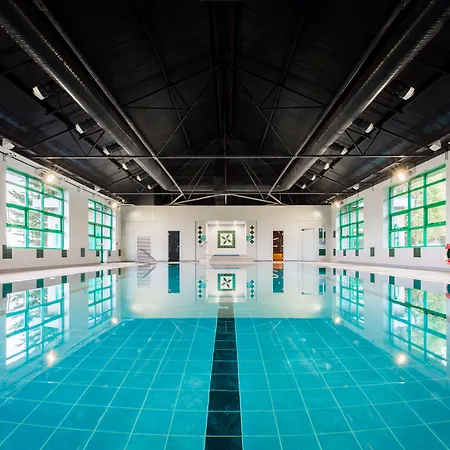 Castle Oaks House فندق