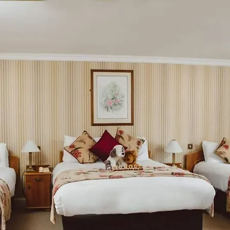 Castle Oaks House فندق