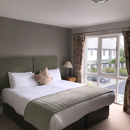 Castle Oaks House Otel 4*