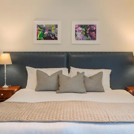 Castle Oaks House Szálloda 4*