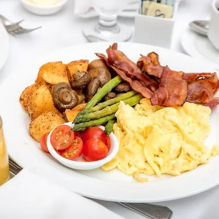 מלון Castle Oaks House