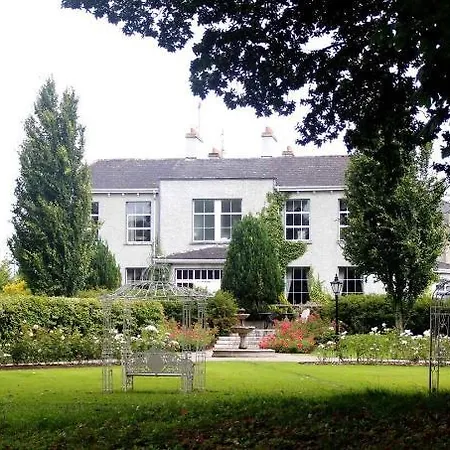 Castle Oaks House מלון 4*